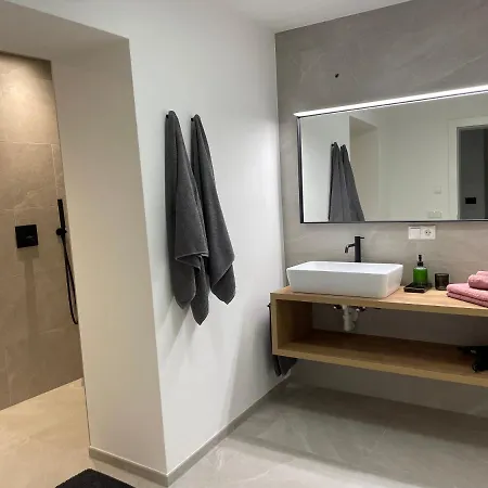Rosa's Boutique & Parking Apartment *